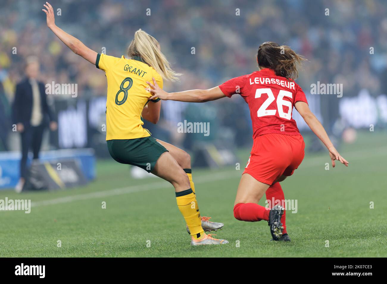 SYDNEY, AUSTRALIA - SETTEMBRE 6: Charlotte Grant of Australia compete per la palla con Marie Levasseur del Canada durante l'International friendly M Foto Stock