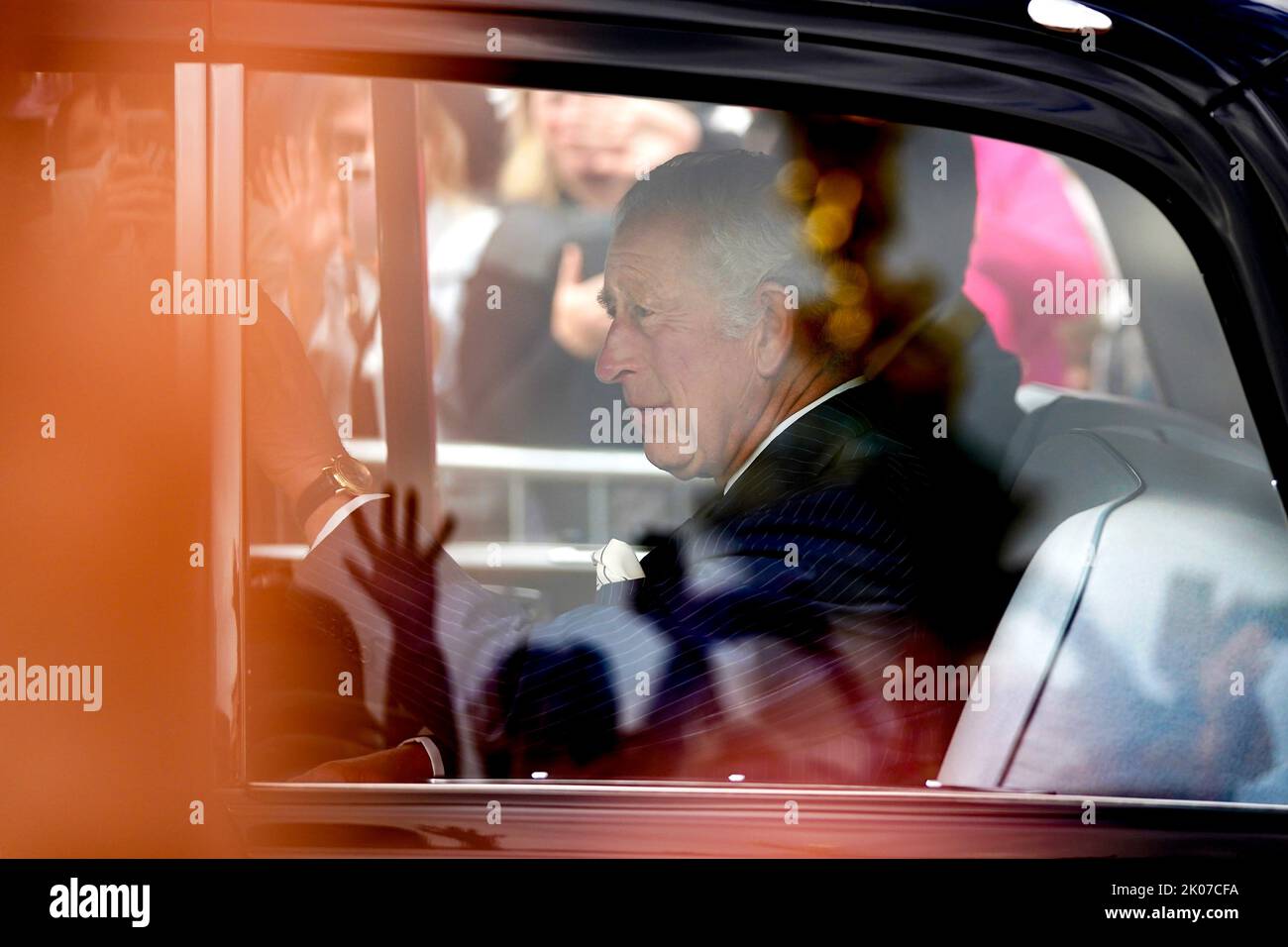 Re Carlo III arriva a Buckingham Palace, Londra, dopo la morte della regina Elisabetta II di giovedì. Data immagine: Sabato 10 settembre 2022. Foto Stock