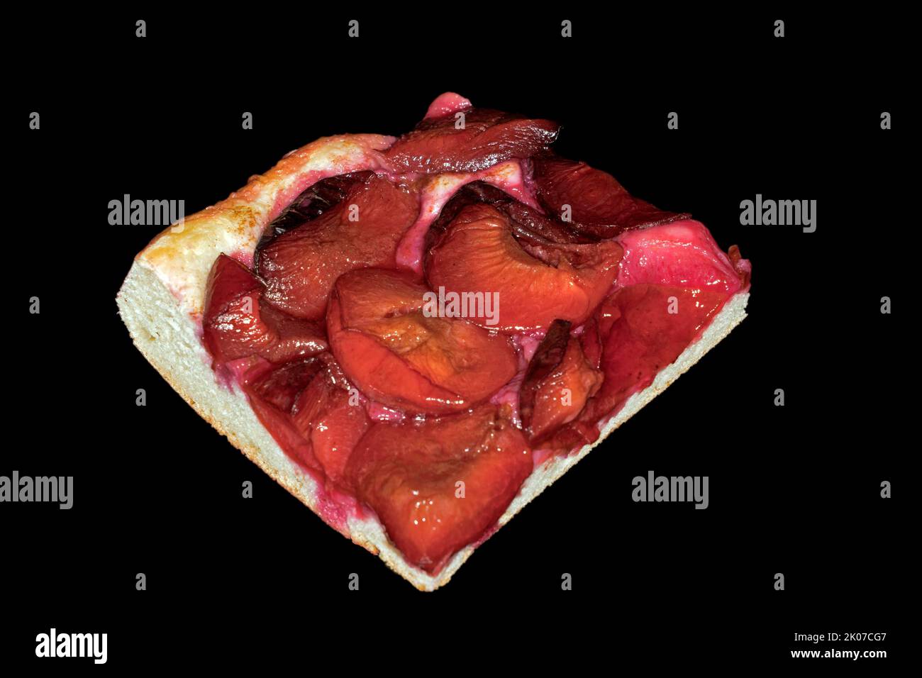 Torta di lievito di prugna, fotografia alimentare con sfondo nero Foto Stock