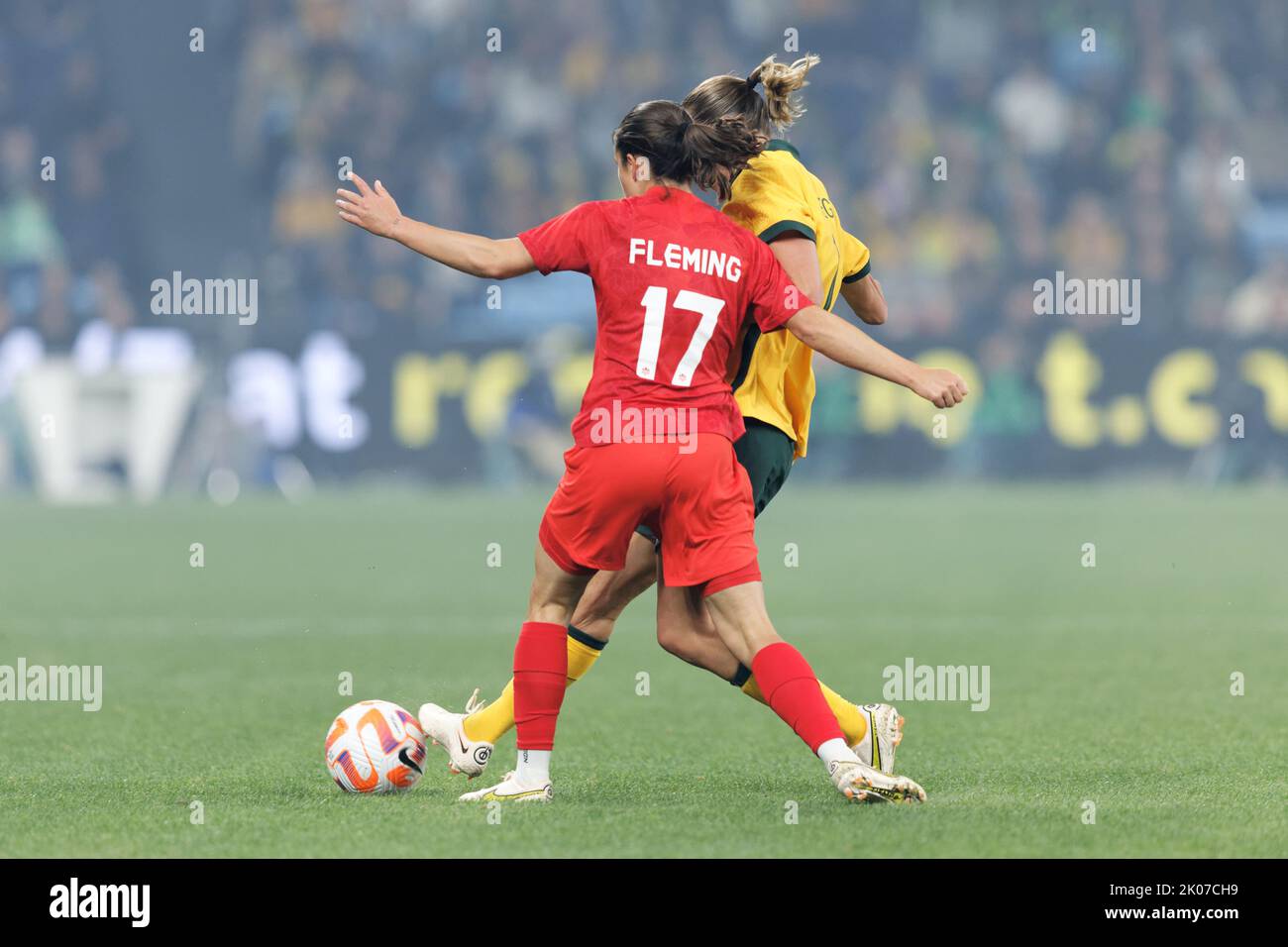 SYDNEY, AUSTRALIA - SETTEMBRE 6: Emily Van Egmond dell'Australia compete per la palla con Jessie Fleming del Canada durante l'International friendly M Foto Stock