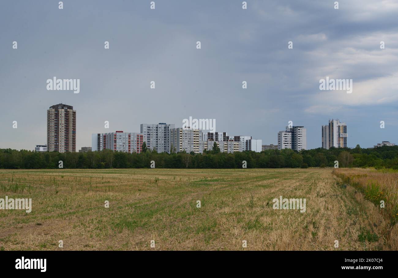 Vista da sud attraverso il confine della città a Gropiusstadt, quartiere Neukoelln, Berlino, nel campo in primo piano a Grossziethen, Schoenefeld Foto Stock