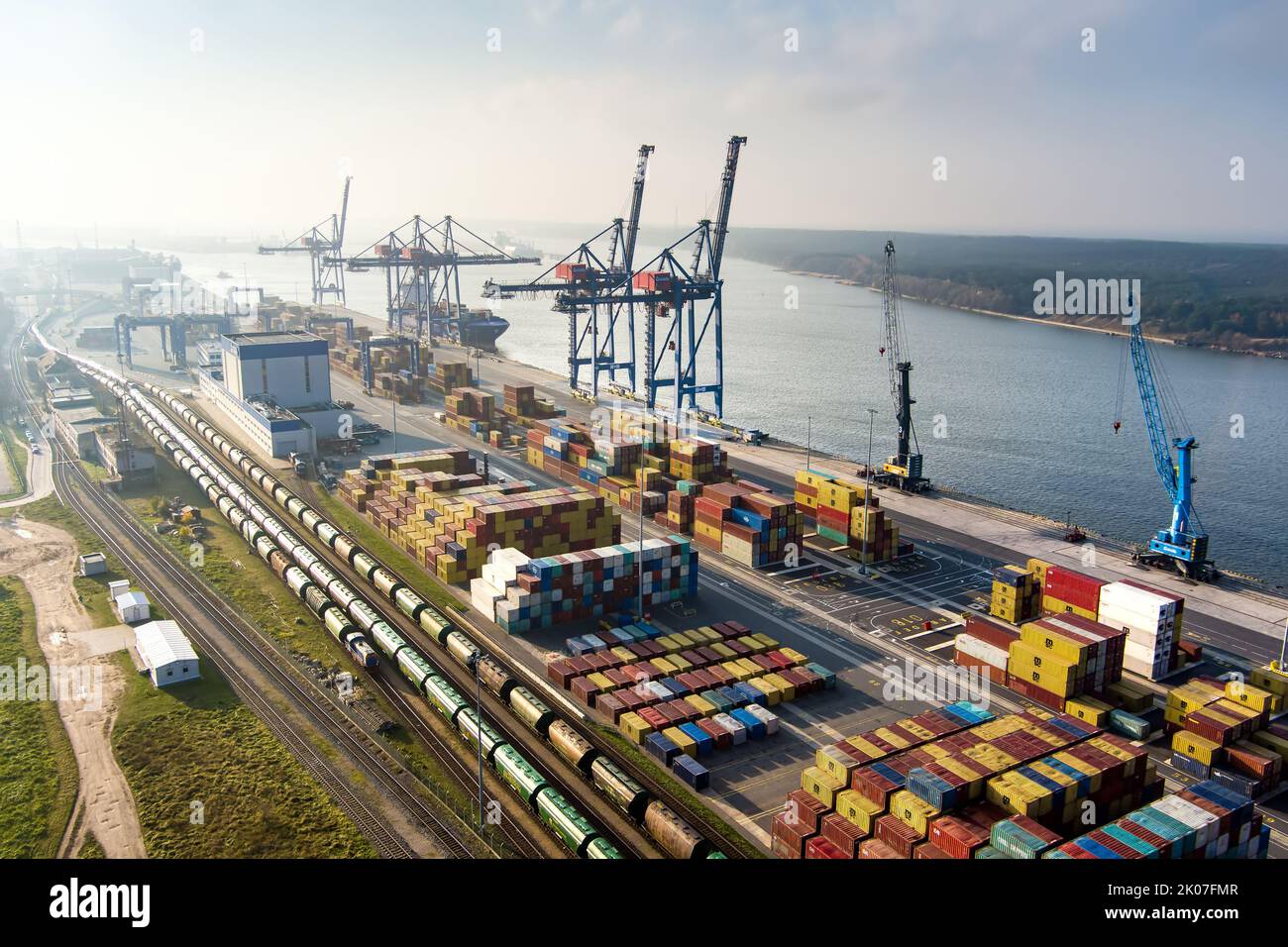 KLAIPEDA, LITUANIA - NOVEMBRE 2021: Klaipedos Smelte, un terminale di container di spinta situato nel porto privo di ghiaccio di Klaipeda e interamente posseduto per mandato Foto Stock