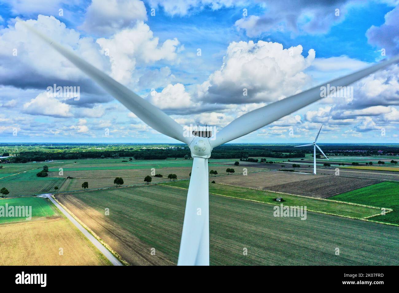 Vista ravvicinata aerea della pala di una turbina eolica Foto Stock Vista ravvicinata aerea della pala di una turbina eolica Foto Stock