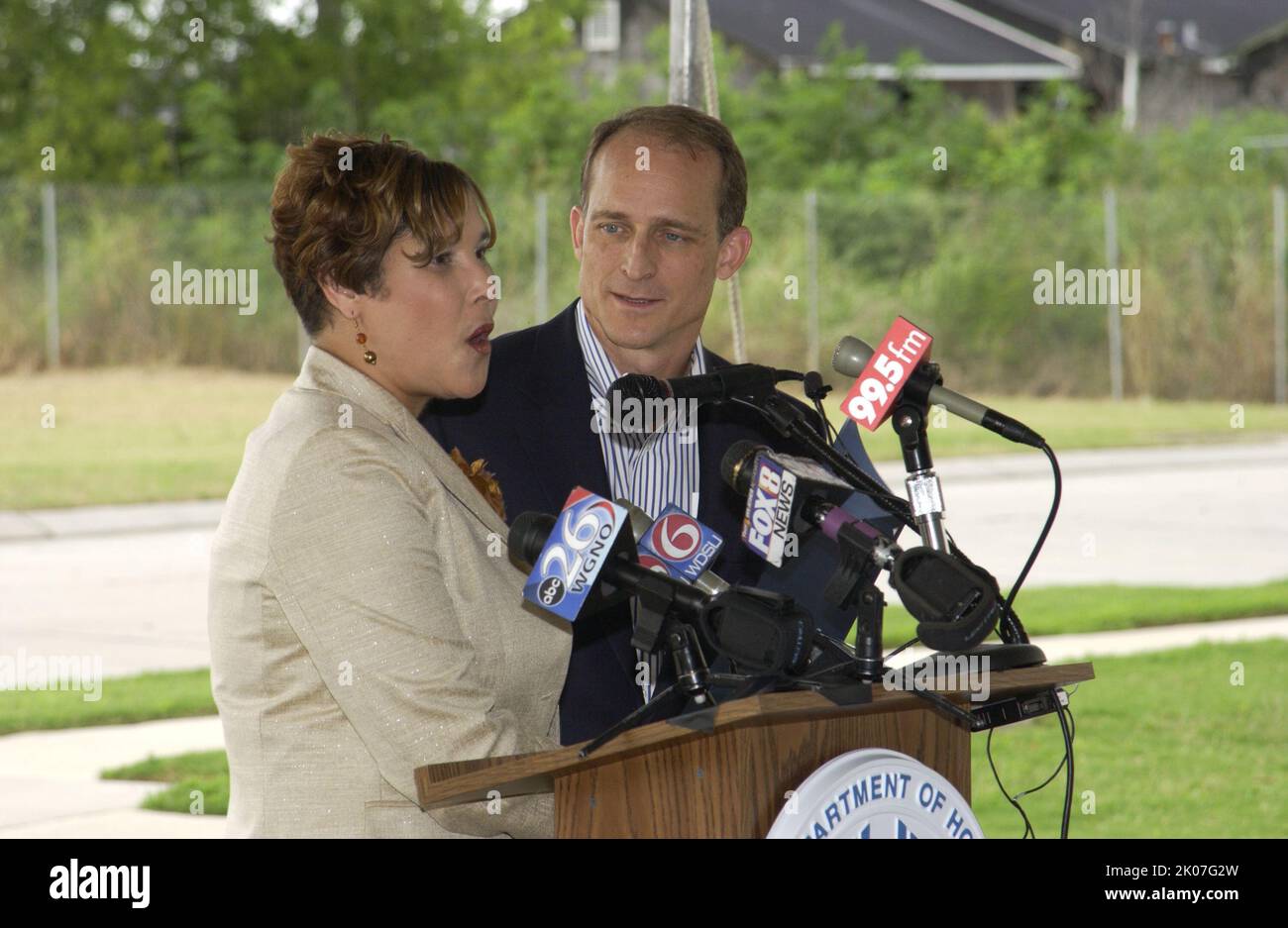 Visita del segretario Steve Preston a New Orleans, Louisiana, dove ha fatto un tour in alcune delle comunità pubbliche di abitazioni della città (tra cui la Lafitte e il C.J.. Peete Public Housing sviluppi), ha partecipato ad una cerimonia rivoluzionaria per un centro di comunità vicino alla nuova comunità a reddito misto di Piazza abbondanza-Treasure Village nell'Upper Ninth Ward, ha visitato una famiglia (Lillie Daniels e Ronald Craig) che ha utilizzato un programma HUD (Housing Choice Homeownership Program) per diventare proprietari di case per la prima volta, E ha incontrato i funzionari della città per un briefing sull'attuale post-uragano Katrina r di New Orleans Foto Stock