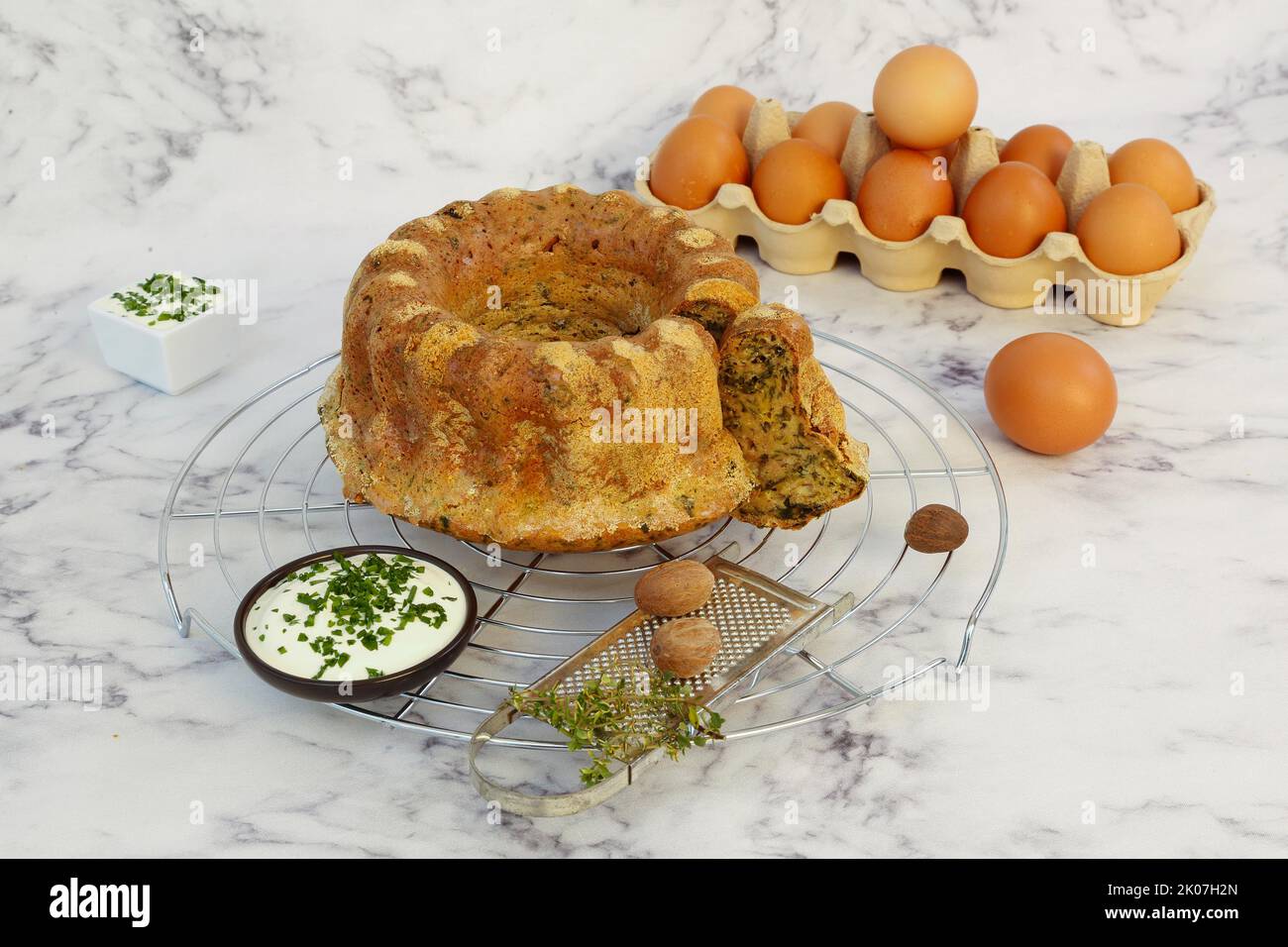 Cucina sveva, torta di bietole con salsa alle erbe, formaggio cagliato, pasticceria sostanziosa, torta salata, vegetariano, cottura, griglia di raffreddamento, griglia per torte, grattugia per noce moscata Foto Stock