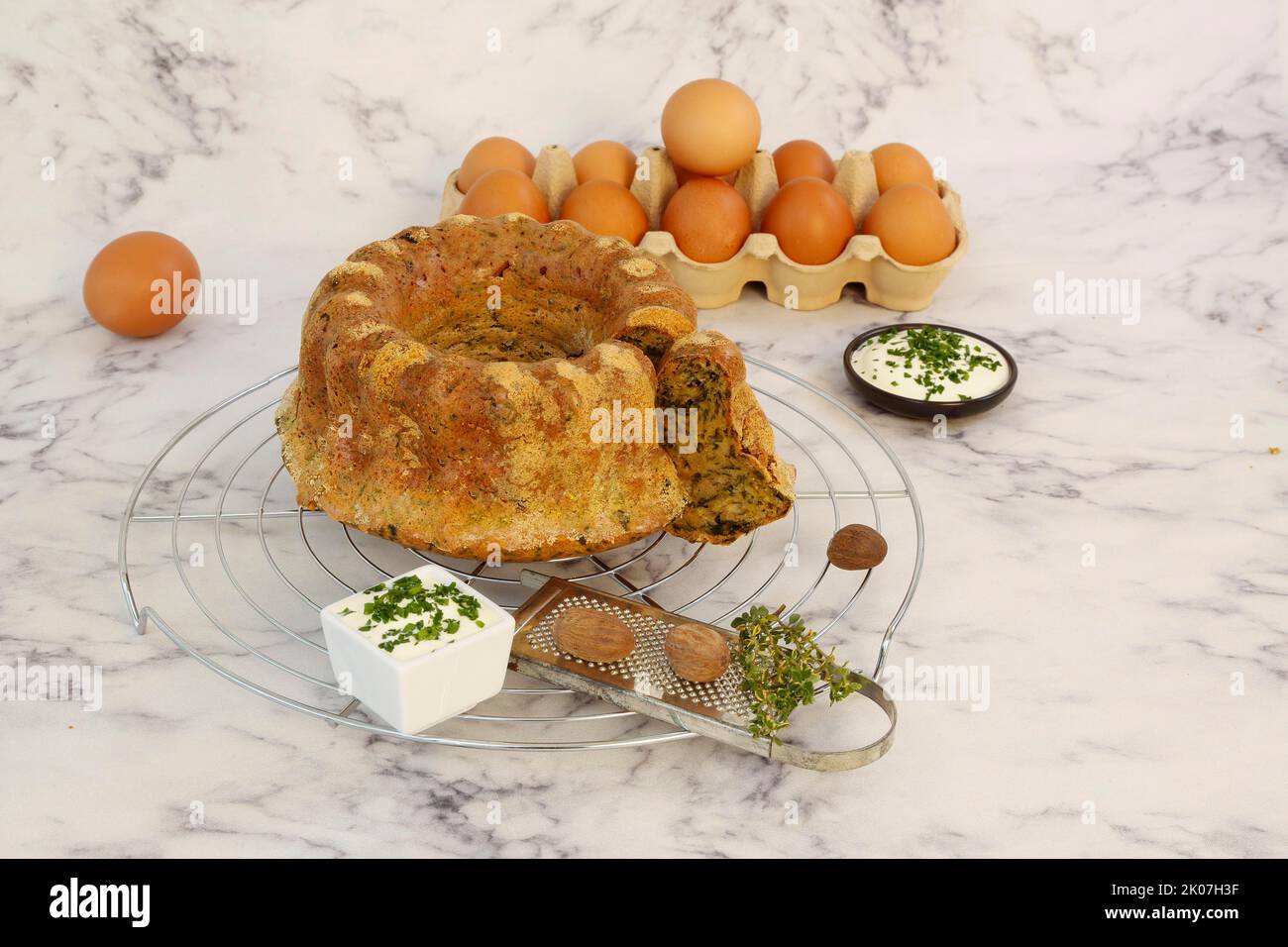 Cucina sveva, torta di bietole con salsa alle erbe, formaggio cagliato, pasticceria sostanziosa, torta salata, vegetariano, cottura, griglia di raffreddamento, griglia per torte, grattugia per noce moscata Foto Stock