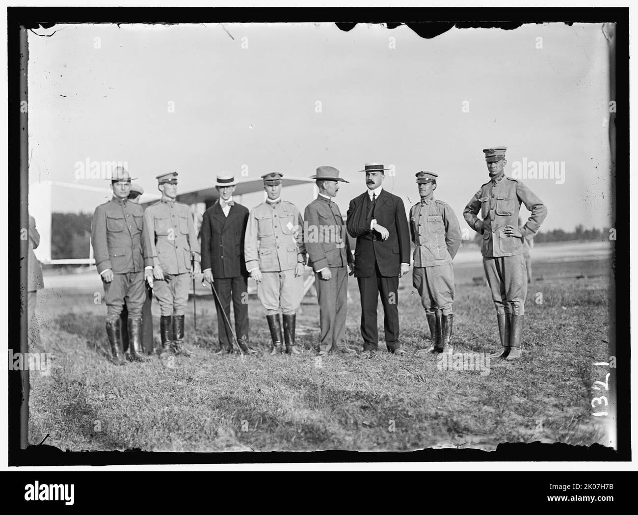 Volo Wright Bros., tra le 1909:1912 e le 18:00. I pionieri americani dell'aviazione Wilbur e Orville Wright sono generalmente accreditati per inventare, costruire e volare il primo aereo a motore di successo al mondo. Questo può essere un ritratto di Wilbur (3rd da sinistra) e Orville Wright (3rd da destra con braccio in fionda), in posa con personale militare. Foto Stock