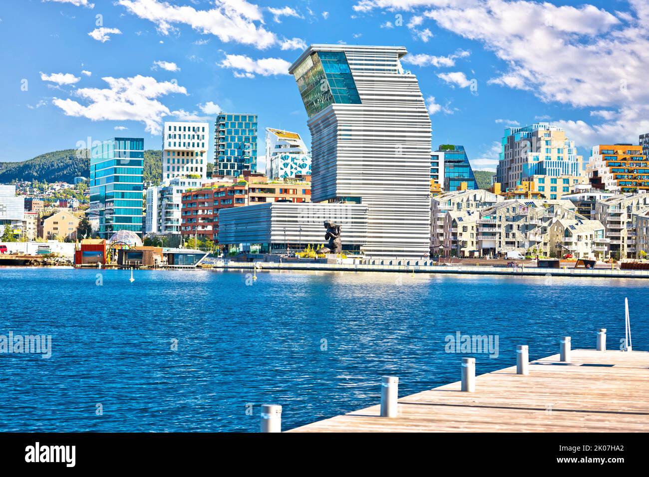 Architettura contemporanea con vista sul lungomare di Oslo, edifici moderni nella capitale della Norvegia Foto Stock