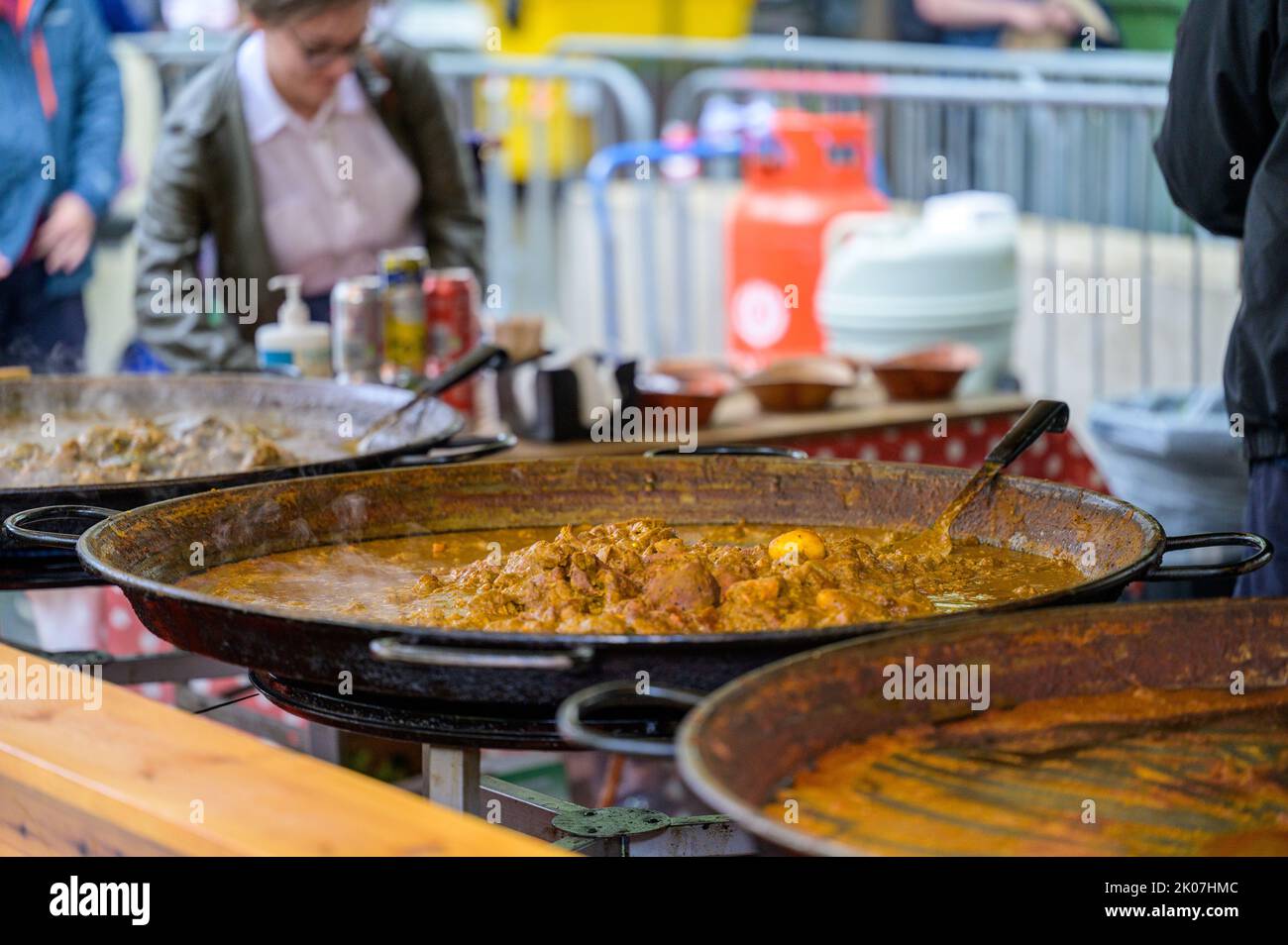 LONDRA - 20 maggio 2022: Grandi padelle di curry al pop up Street food stalle sulla South Bank Foto Stock