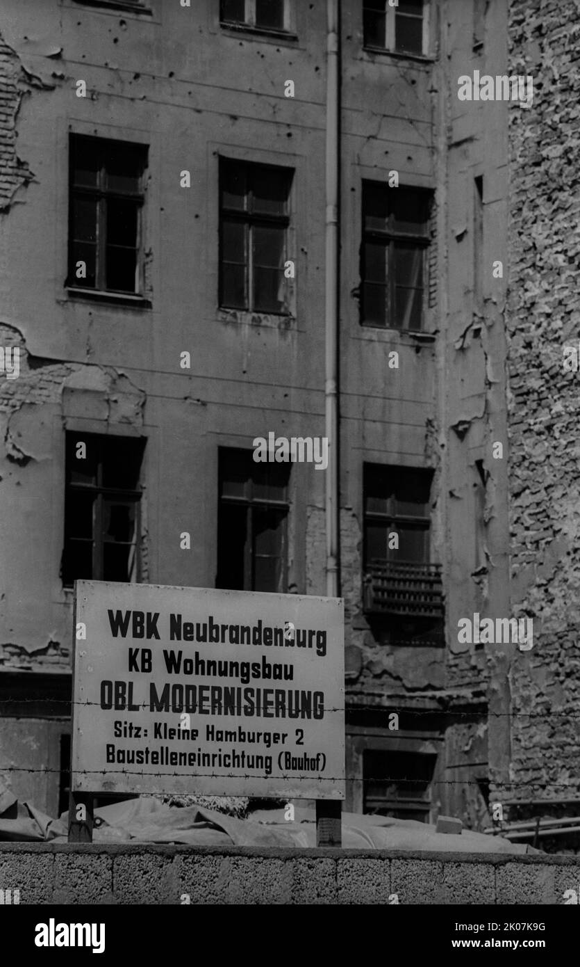 GDR, Berlino, 17. 6. 1986, cartello di fronte ad una facciata fatiscente in Auguststrasse, WBK (Wohnungsbaukombinat) Neubrandenburg, KB Wohnungsbau Foto Stock