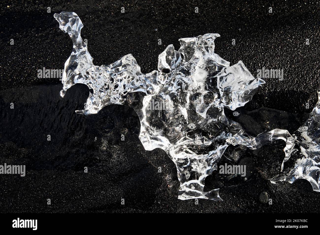 Ghiaccio glaciale sulla spiaggia nera a Breidarmerkursandur, chiamata anche Diamond Beach, Islanda Foto Stock