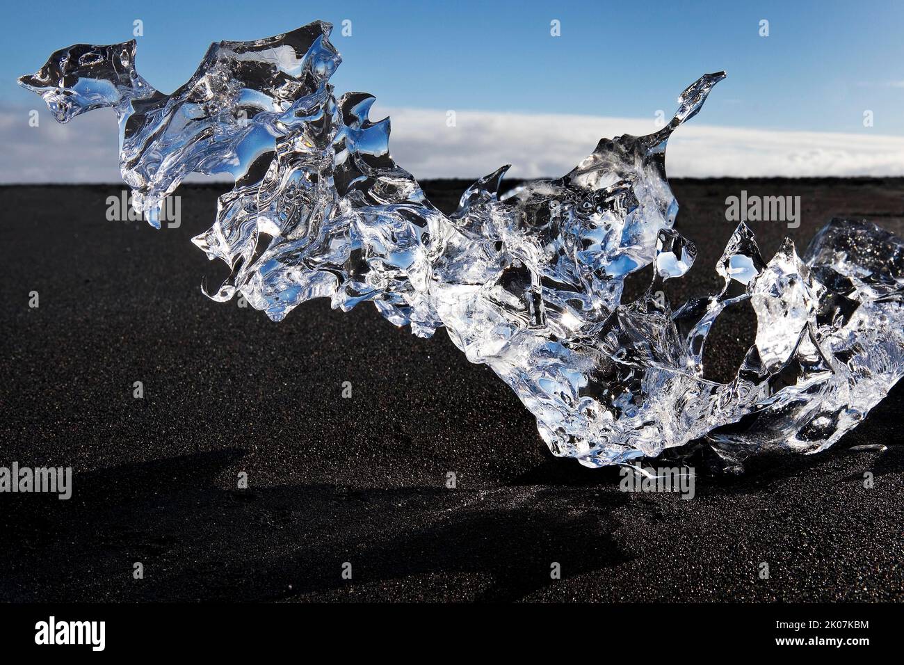 Ghiaccio glaciale sulla spiaggia nera a Breidarmerkursandur, chiamata anche Diamond Beach, Islanda Foto Stock