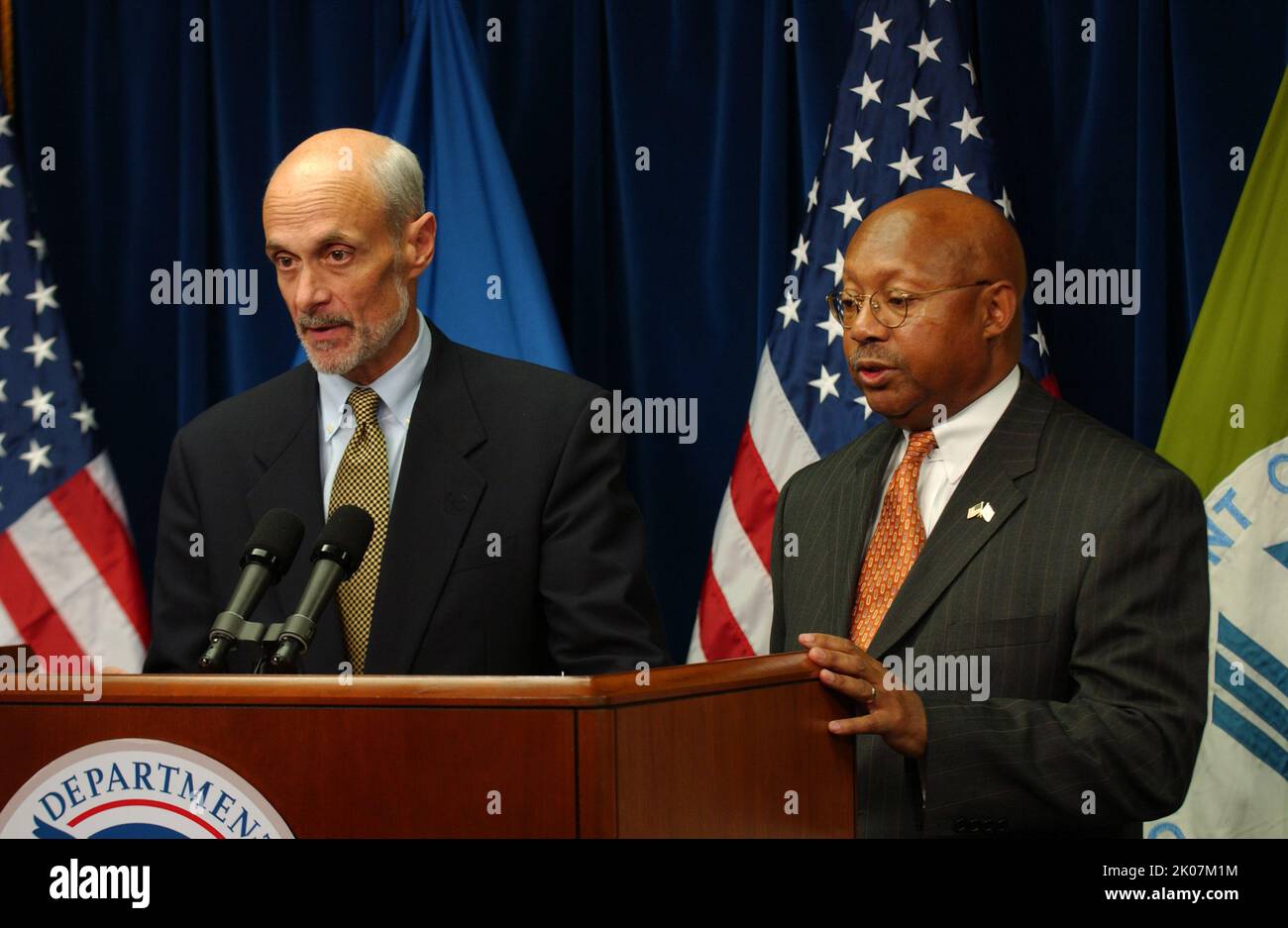 Conferenza stampa congiunta HUD-Homeland Security guidata dal Segretario HUD Alphonso Jackson e dal Segretario del Dipartimento per la sicurezza interna Michael Chertoff. Foto Stock