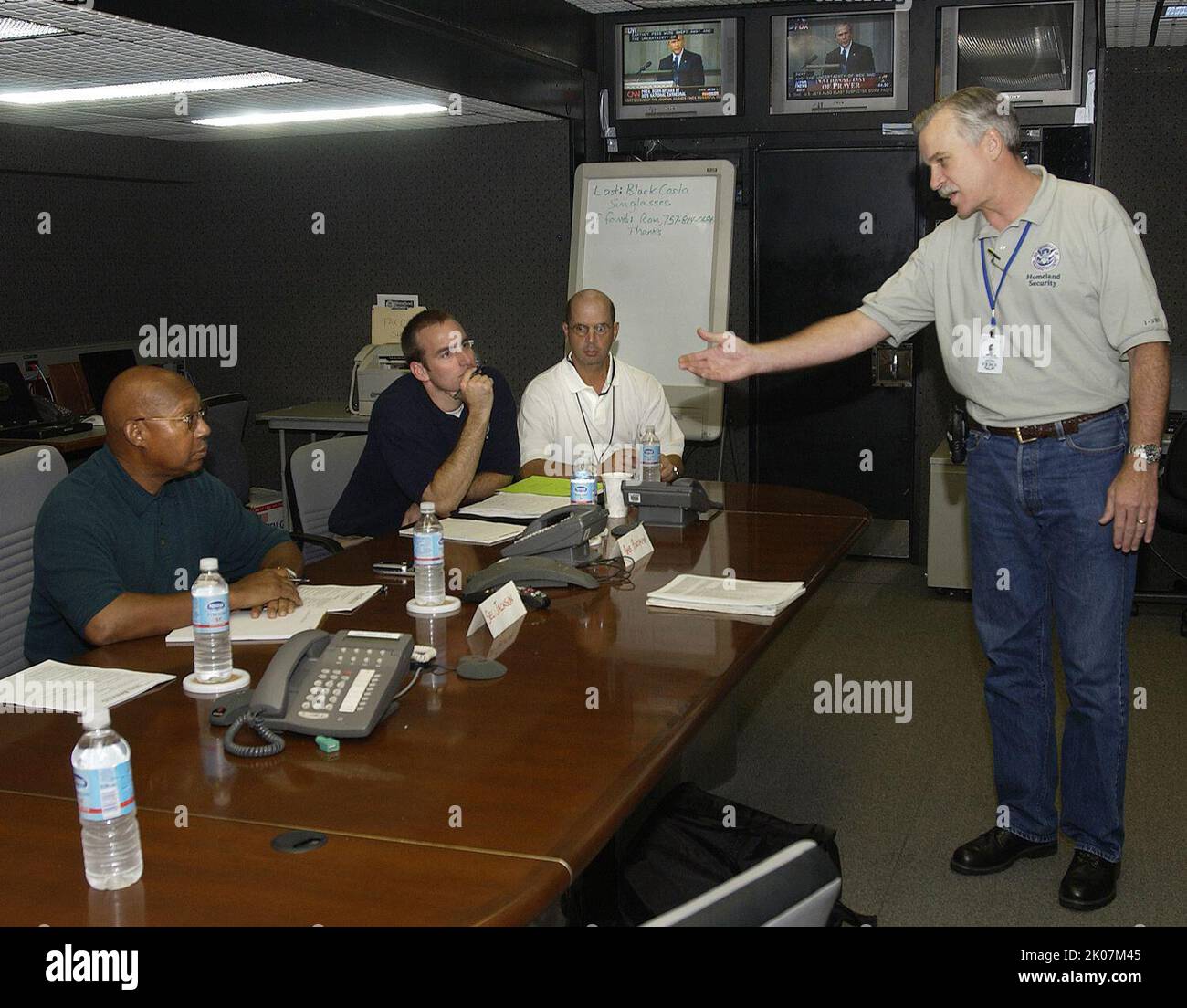 Il Segretario Alphonso Jackson al briefing sul recupero dell'uragano Katrina, con il personale dell'Agenzia federale per la gestione delle emergenze e altri funzionari. Foto Stock Il Segretario Alphonso Jackson al briefing sul recupero dell'uragano Katrina, con il personale dell'Agenzia federale per la gestione delle emergenze e altri funzionari. Foto Stock