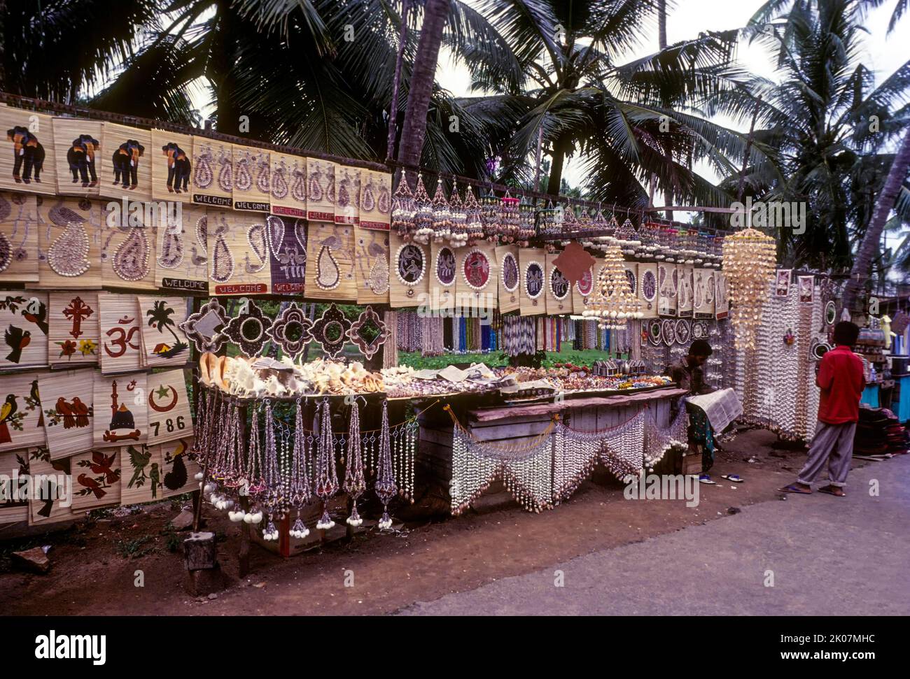 Artigianato in vendita a Kovalam spiaggia vicino Thiruvananthapuram Trivandrum, Kerala, India del Sud, India, Asia Foto Stock