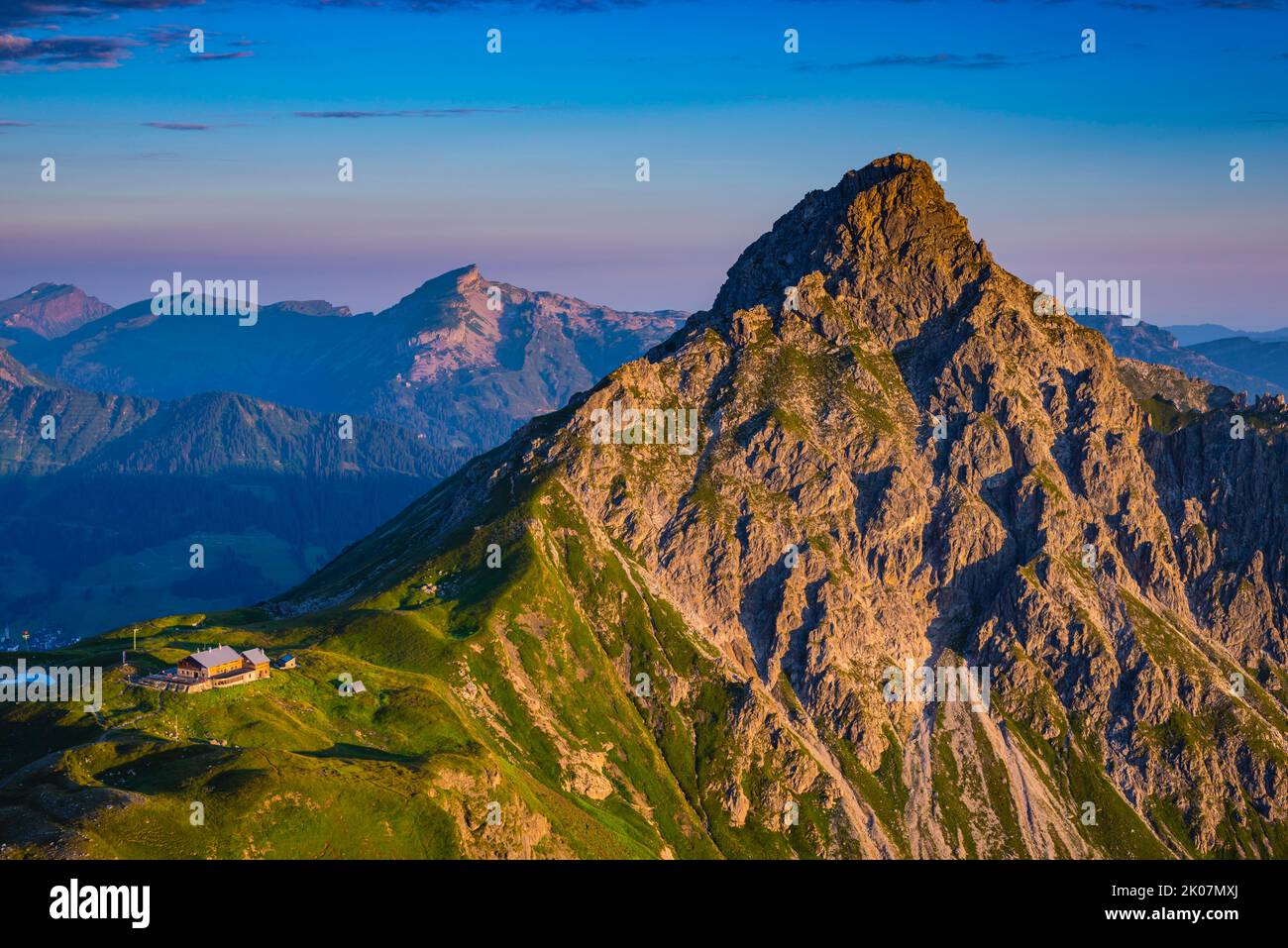 Fiderepasshuette e Hammerspitze, 2260m, dietro Hoher Ifen, 2230m, Allgaeu Alps, Allgaeu, Baviera, Germania Foto Stock