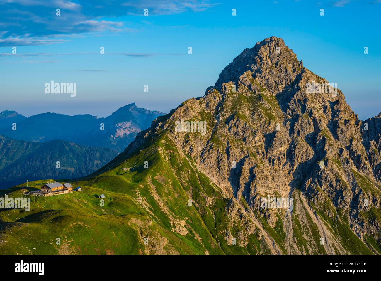 Fiderepasshuette e Hammerspitze, 2260m, dietro Hoher Ifen, 2230m, Allgaeu Alps, Allgaeu, Baviera, Germania Foto Stock