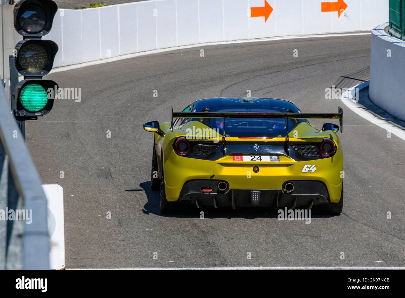 Auto da corsa Auto sportiva Ferrari 488 Challenge ha il semaforo verde per uscire dalla pit lane Pit Lane su pista, circuito FIA di Formula uno, Circuit de Spa Foto Stock