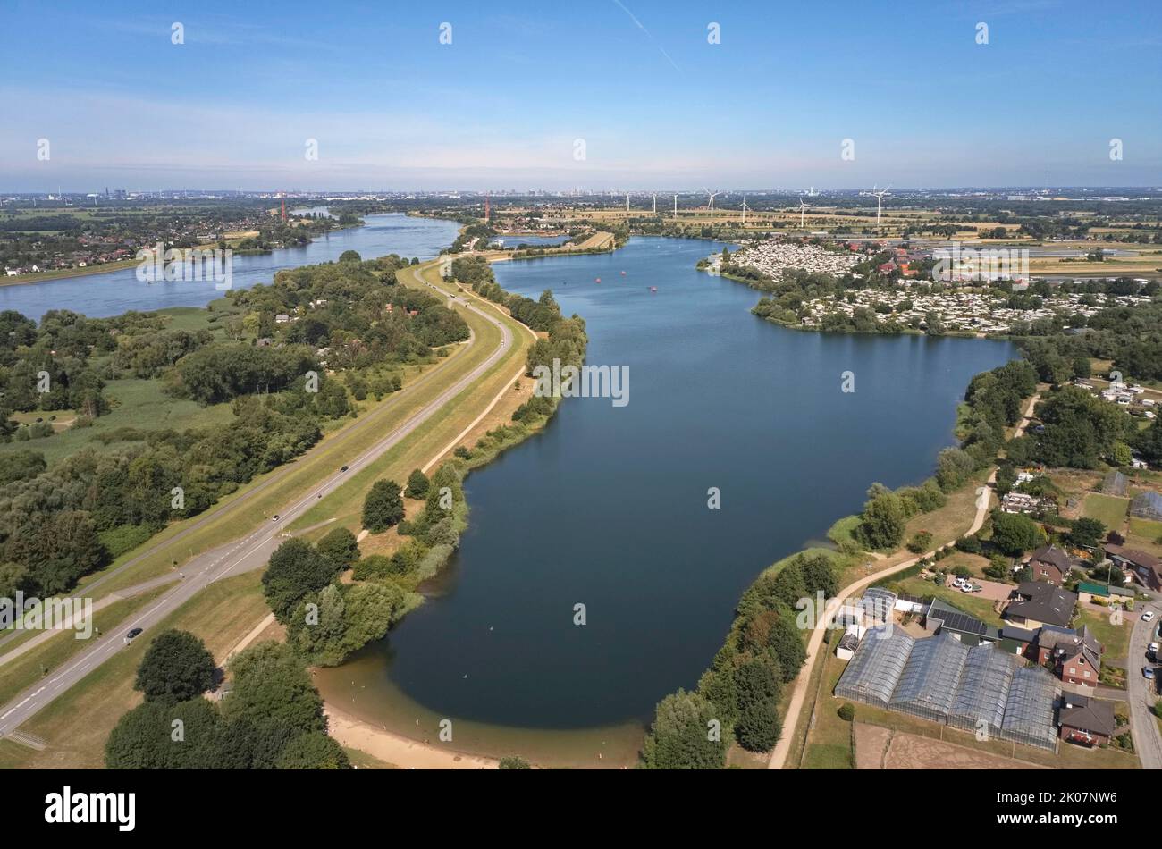 Vista aerea di Hohendeicher See, anche di Oortkatensee o del lago Oortkaten, nel sud-est di Amburgo. A sinistra la diga dell'Elba e sullo sfondo Foto Stock