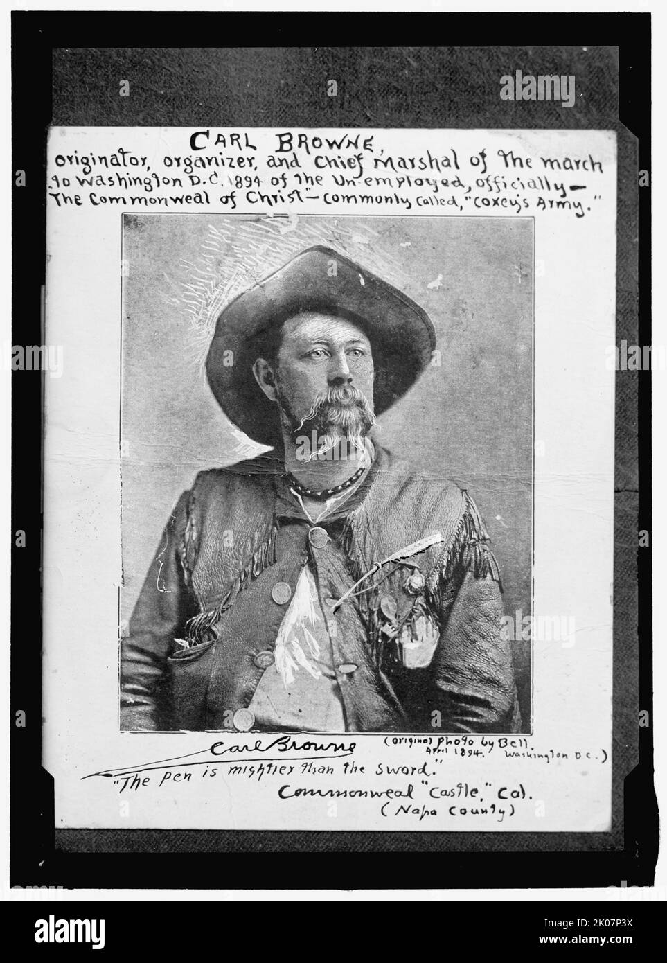 Carl Browne, Organizzatore dell'Esercito di Coxey, c1894, (tra il 1911 e il 1920). Allevatore di bestiame americano, cartoonista, giornalista e politico. Leader del movimento di protesta dell'Esercito di Coxey del 1894. '...originatore, organizzatore, e capo Maresciallo della marcia a Washington D.C. 1894 dei disoccupati, Officially - "il Commonweal di Cristo" - comunemente chiamato, "Coxey's Army". "La penna è più potente della spada". "Castello" Commonweal, Cal. (Contea di Napa). (Foto originale di Bell. Aprile 1894, Washington D.C.)". Foto Stock
