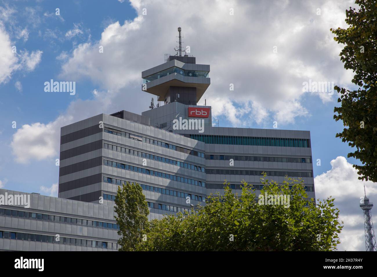 RBB, Berlin-Brandenburg Broadcasting, in tedesco Rundfunk Berlin-Brandenburg, è la società di radiodiffusione statale per gli stati federali di Berlino e Brandeburgo. La stazione è stata recentemente fortemente criticata a causa di accuse contro l'ex direttore, che si è dimesso per accuse di cattiva gestione. Lo scandalo ha avviato un dibattito a livello nazionale. Lo scandalo intorno all'ex direttore della RBB giunge in un momento difficile per le emittenti pubbliche in Germania. Altri notiziari in Germania hanno riferito, tra l'altro, che questo scandalo avrebbe in genere messo a dura prova l'intera atmosfera lavorativa A. Foto Stock