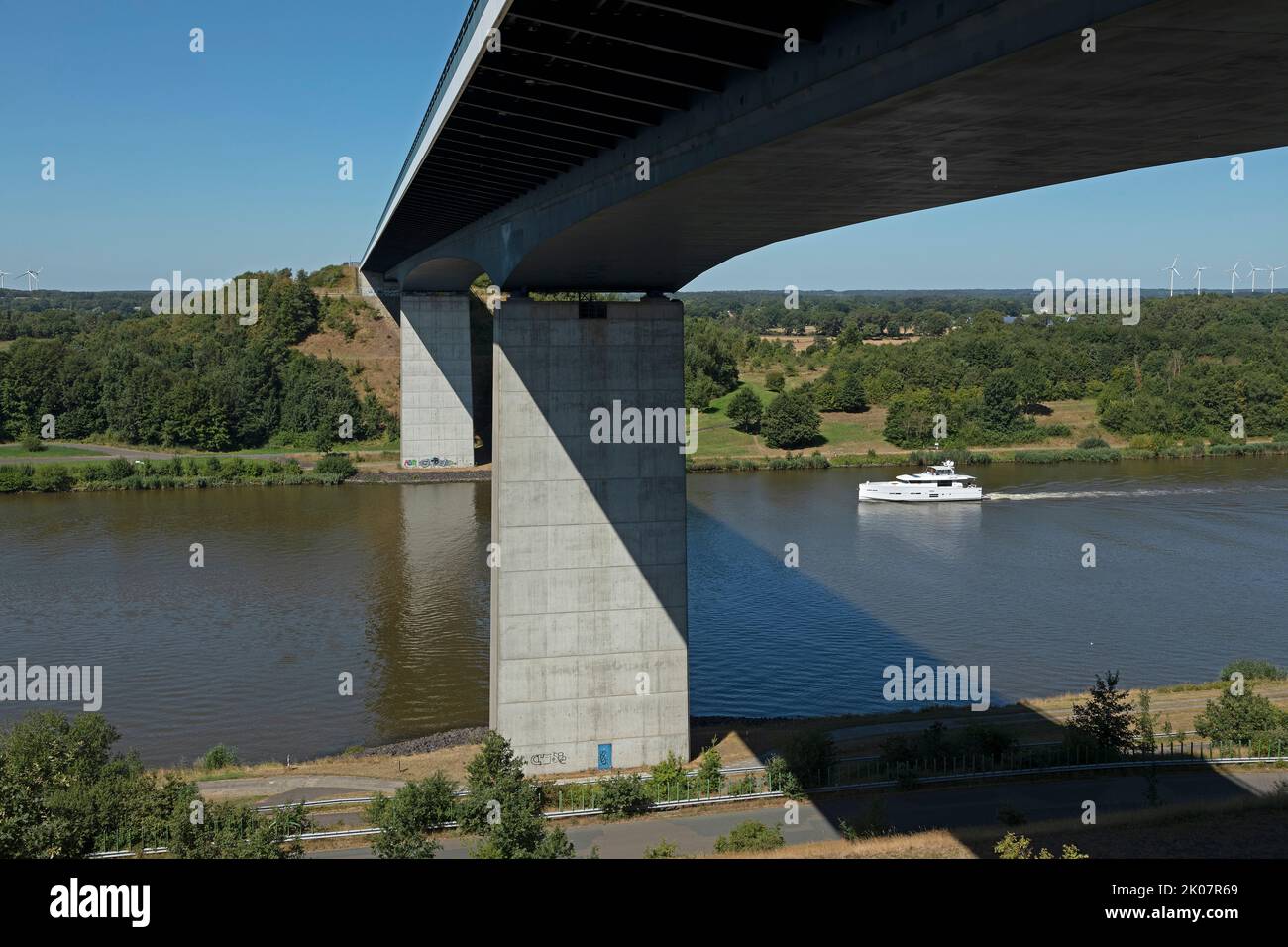 Ponte autostradale, barca, canale Kiel vicino Schafstedt, Schleswig-Holstein, Germania Foto Stock