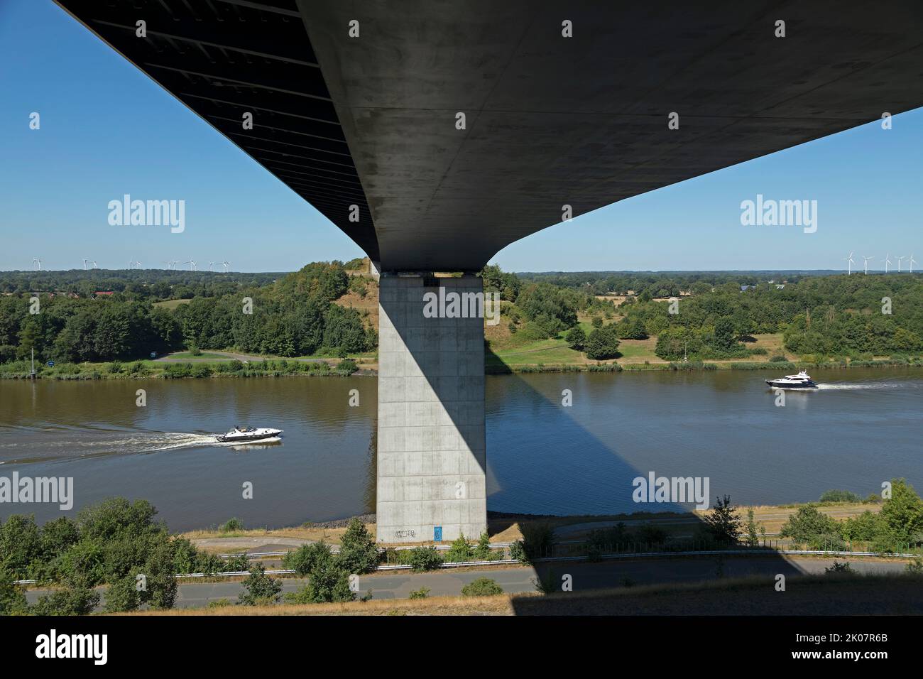 Ponte autostradale, barche, canale Kiel vicino Schafstedt, Schleswig-Holstein, Germania Foto Stock