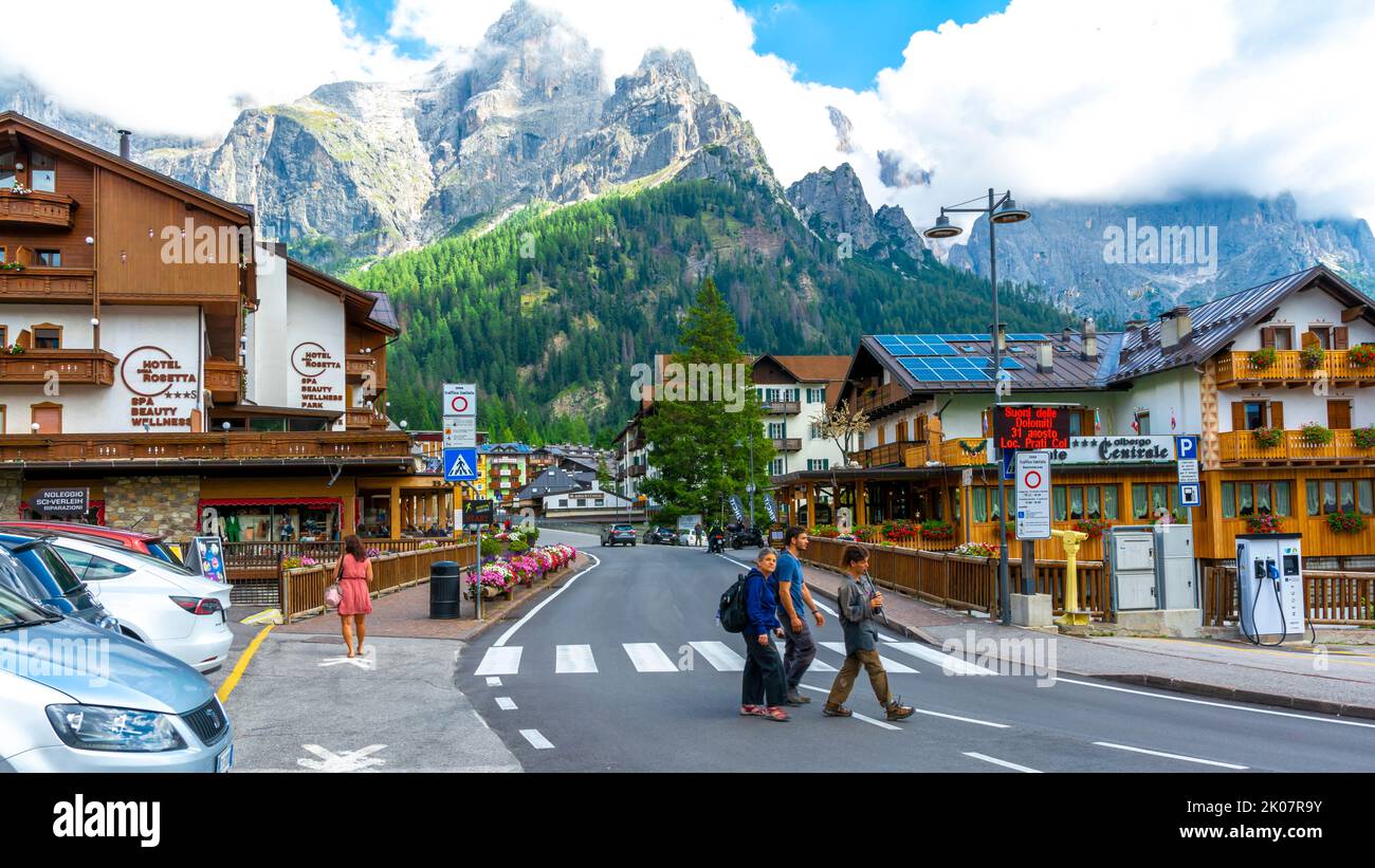 San Martino di Castrozza, Trentino nord-orientale / Italia - Agosto 30 2022: Una rinomata stazione sciistica del Trentino nord-orientale, ai piedi del monte Foto Stock