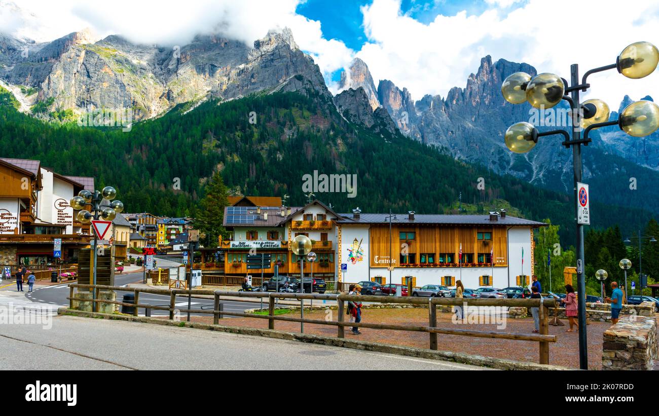 San Martino di Castrozza, Trentino nord-orientale / Italia - Agosto 30 2022: Una rinomata stazione sciistica del Trentino nord-orientale, ai piedi del monte Foto Stock