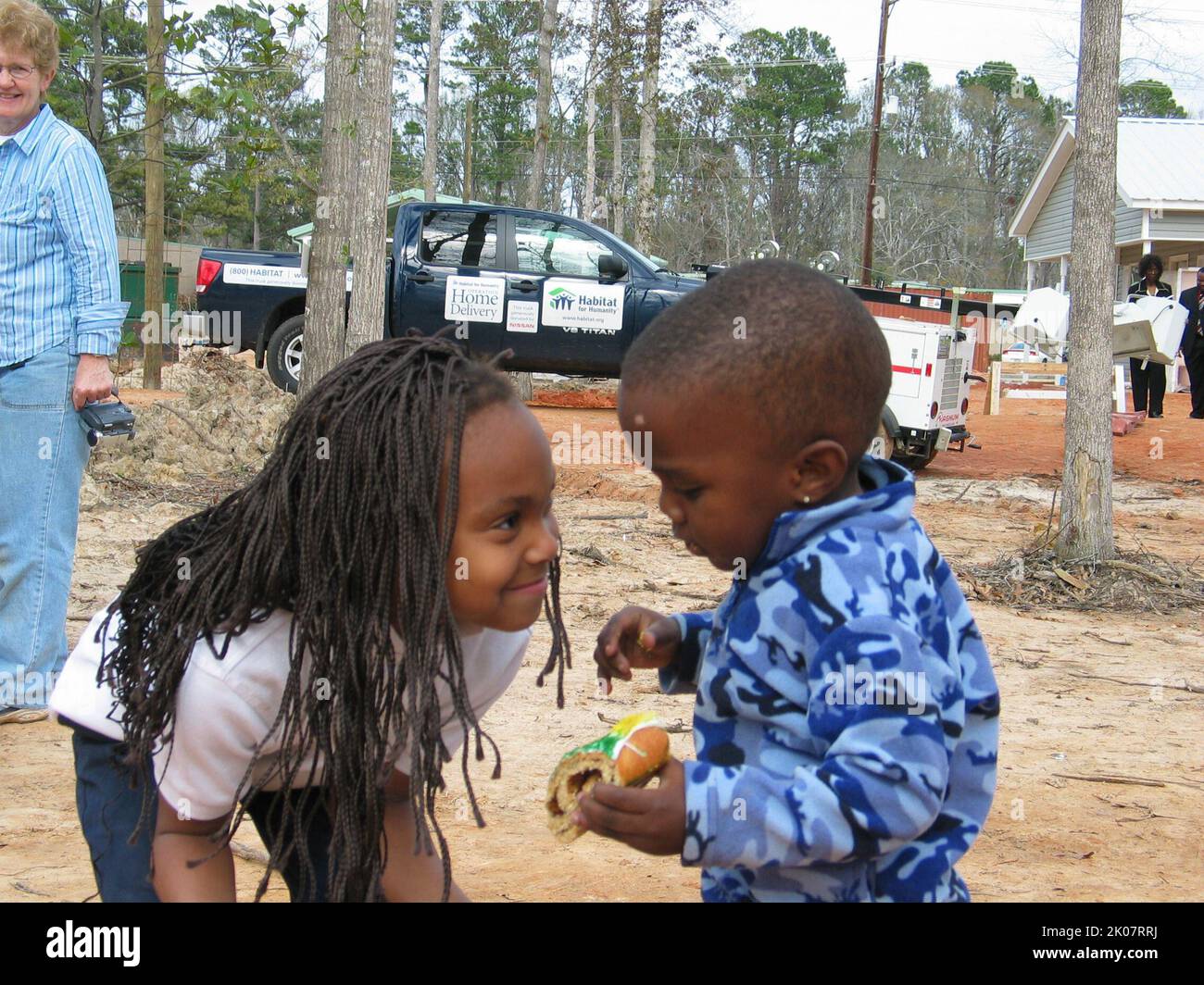 Visita del segretario aggiunto per la pianificazione e lo sviluppo della Comunità, Pamela Patenaude, e di altri funzionari dell'HUD a New Orleans e nelle zone circostanti della Louisiana, dove hanno ispezionato i danni e gli sforzi di recupero connessi all'uragano; E si è Unito al Vice Presidente di Habitat for Humanity Paul Rogers in un evento a Covington che ha segnato la concessione di una sovvenzione HUD a Habitat per gli sforzi di ricostruzione post-Katrina. Hurricane Cathy, LouisianaHurricane Cathy, Louisiana Foto Stock