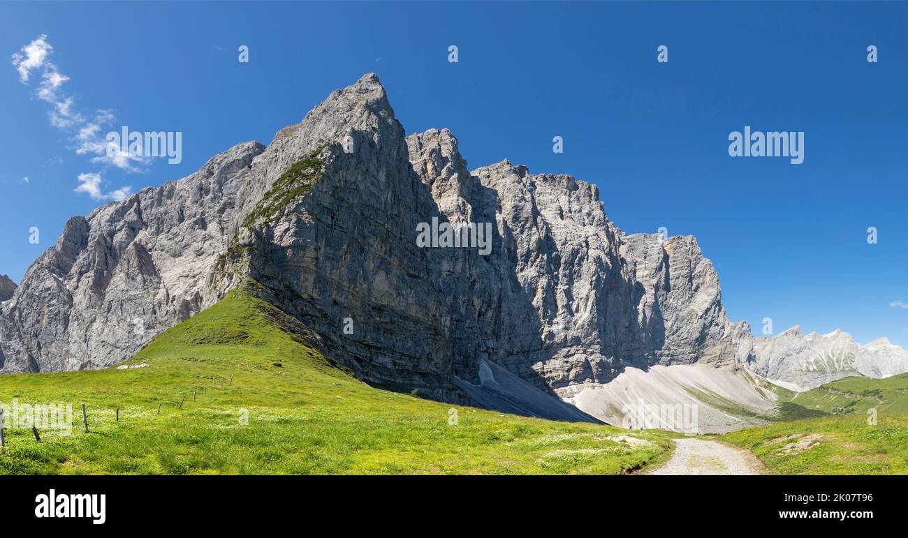 Le pareti nord dei monti Karwendel - Dreizinken spitze, Laliderer spitze, Laliderer Wand cime. Foto Stock