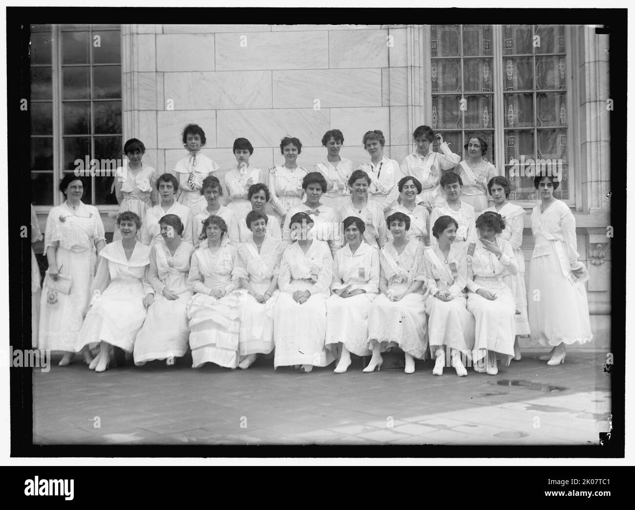 Pagine: Venticinquesimo continentale, tra il 1911 e il 1917. Donne americane al 25th° Congresso continentale. Indossano le ciglia con la parola 'Page'. Le donne negli Stati Uniti hanno ottenuto il diritto di voto legale con l'approvazione dell'emendamento del 19th nel 1920. Foto Stock