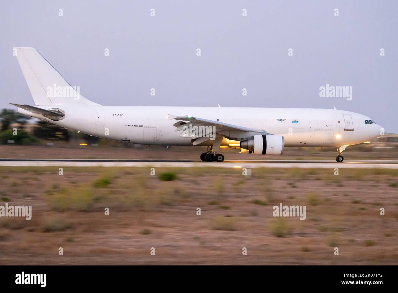 San Marino Executive Aviation Airbus A300B4-605R(F) (REG: T7-ASK) arrivo come volo LY881 da Tel Aviv, Israele dopo il tramonto. Foto Stock