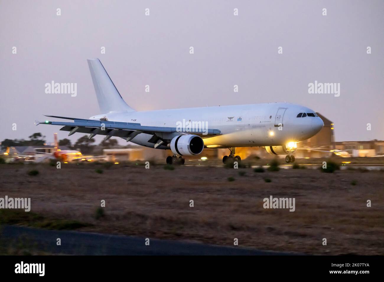 San Marino Executive Aviation Airbus A300B4-605R(F) (REG: T7-ASK) arrivo come volo LY881 da Tel Aviv, Israele dopo il tramonto. Foto Stock