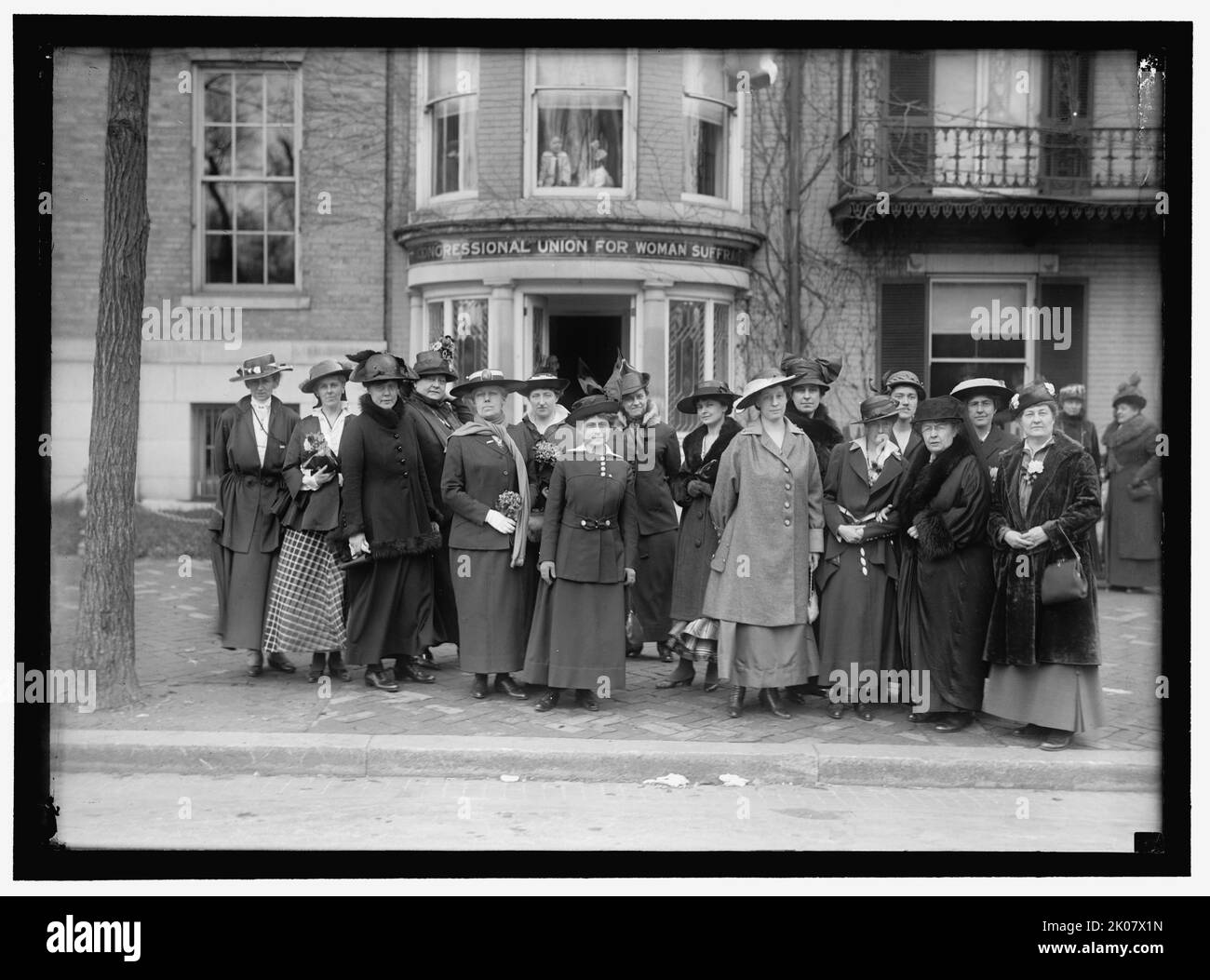 Suffragio femminile, tra 1910 e 1917. Gruppo di donne al di fuori di Cameron House a Washington, DC, gli uffici del Congressional Union for Woman Suffrage. Nel 1920, le donne negli Stati Uniti hanno ottenuto il diritto legale di voto con l'approvazione dell'emendamento del 19th. Foto Stock