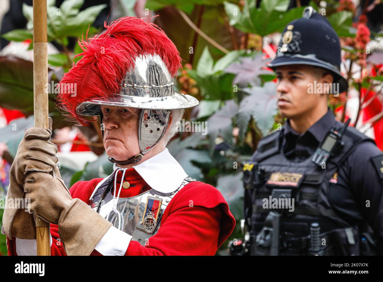 Londra, Regno Unito. 10th Set, 2022. La Compagnia dei Pikemen & Musketeers fornisce le guardie cerimoniali, i batteristi e altri membri in uniforme per la passeggiata dalla Mansion Huse al Royal Exchange, e l'evento di proclama. Il proclama è letto, seguito da tre saluti del sindaco della città di Londra, degli aldermen e di altri partecipanti. Dopo la riunione del Consiglio di adesione a Palazzo di San Giacomo per proclamare il nuovo sovrano Carlo la proclamazione viene letta al Palazzo di San Giacomo e alla Borsa reale nella Città di Londra per confermare Carlo come re. Credit: Imageplotter/Alamy Live News Foto Stock