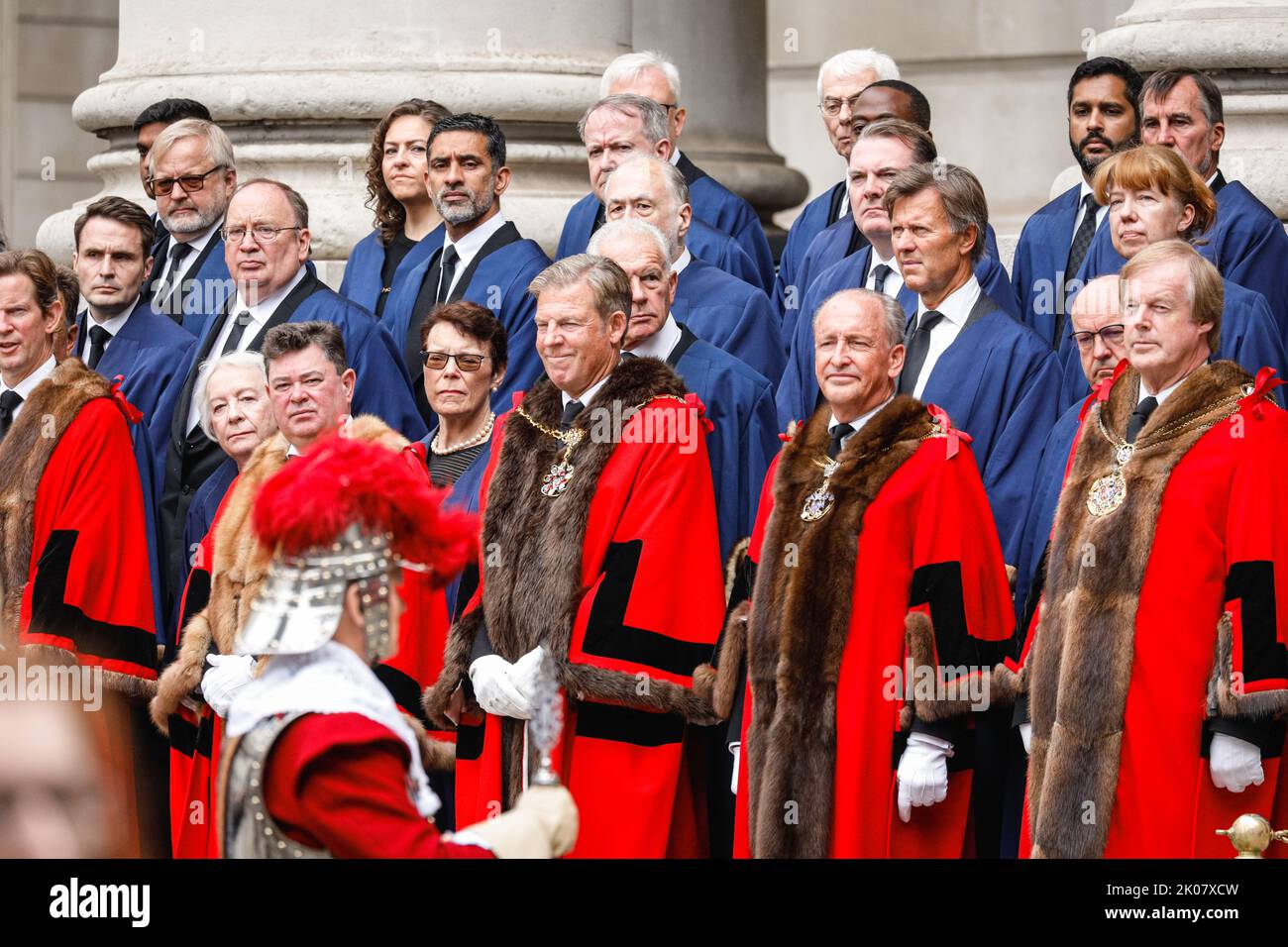 Londra, Regno Unito. 10th Set, 2022. Aldermen, ex sindaci e rappresentanti della città. Il proclama è letto, seguito da tre saluti del sindaco della città di Londra, degli aldermen e di altri partecipanti. Dopo la riunione del Consiglio di adesione a Palazzo di San Giacomo per proclamare il nuovo sovrano Carlo la proclamazione viene letta al Palazzo di San Giacomo e alla Borsa reale nella Città di Londra per confermare Carlo come re. Credit: Imageplotter/Alamy Live News Foto Stock