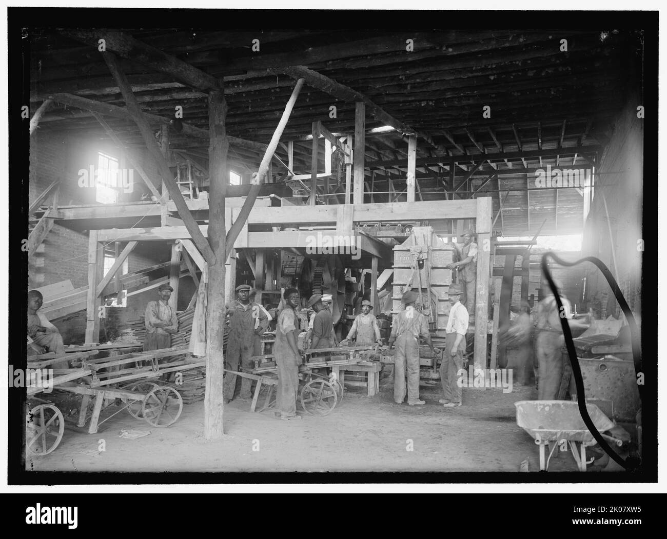 Brick Yard vicino a Mount Vernon, Virginia, tra il 1910 e il 1917. Lavoratori bianchi e neri, USA. Macchina per mattoni brevettata SSS 120: 'Prodotta dalla Arnold Creager Co. New London, Ohio, USA'. Foto Stock
