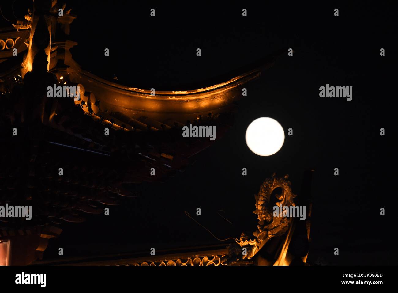 NANJING, CINA - 10 SETTEMBRE 2022 - la luna di metà autunno si vede sopra il Tempio di Confucio a Nanjing, provincia di Jiangsu, Cina, 10 settembre 2022. Oggi è t Foto Stock