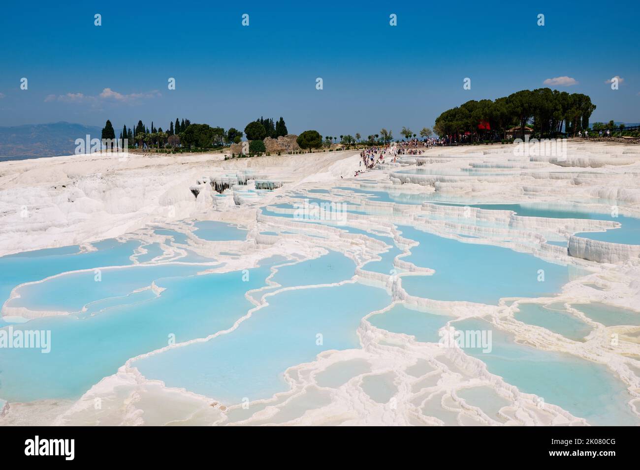 Piscine blu in terrazze di travertino Pamukkale, Denizli, Turchia Foto Stock