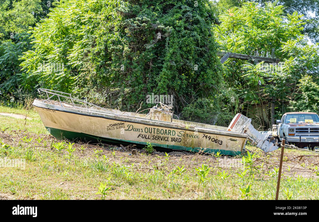 Dan's Outboard Service pubblicizzato sul lato di una vecchia barca Foto Stock