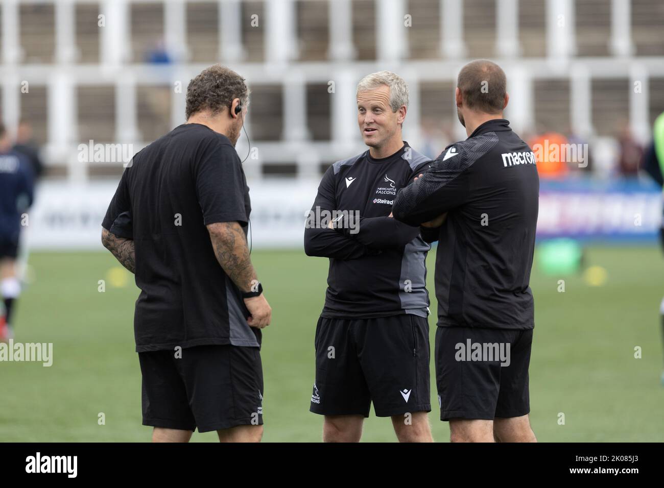 Newcastle, Regno Unito. 10th Set, 2022. L'allenatore principale di Falcons, Dave Walder, parla con Micky Ward e Mark Laycock prima della partita Gallagher Premiership tra Newcastle Falcons e Harlequins a Kingston Park, Newcastle, sabato 10th settembre 2022. (Credit: Chris Lishman | NOTIZIE MI) Credit: NOTIZIE MI & Sport /Alamy Live News Foto Stock