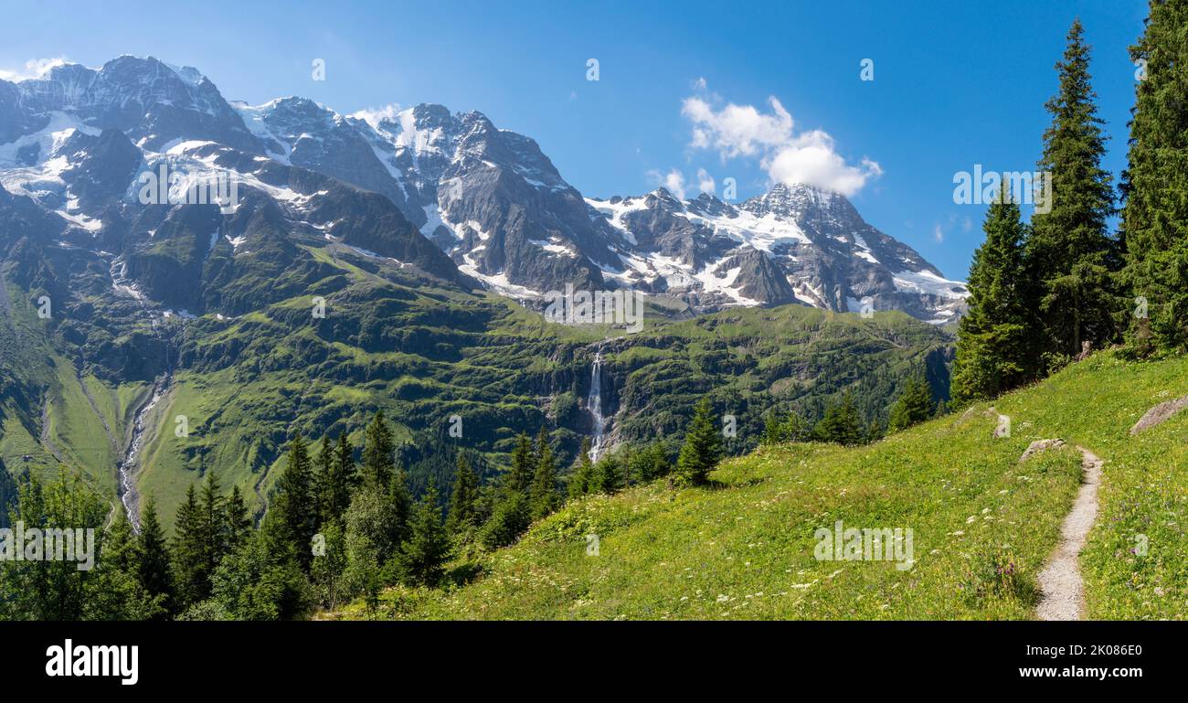 La valle Hineres Lauterbrunnental con le cime Mittaghorn e Grosshorn e Breithorn e cascata Holdrifall. Foto Stock