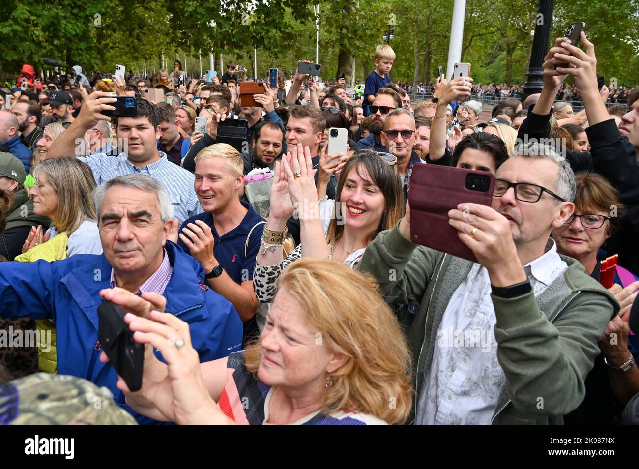 Londra UK 10th settembre 2022 - le folle cantano Dio Save the King in the Mall a Londra al di fuori del St James's Palace, dove Carlo III è stato formalmente proclamato re oggi alle 11am:00 : Credit Simon Dack / Alamy Live News Foto Stock