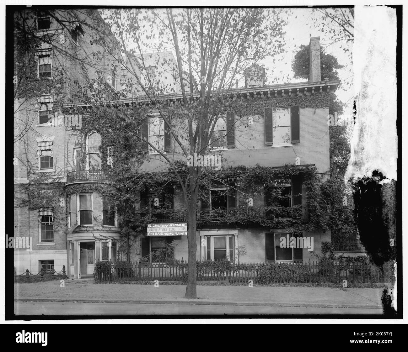 Suffragio femminile, Cameron House, sede centrale, tra il 1910 e il 1920. Cameron House a Washington, DC, gli uffici del Congressional Union for Woman Suffrage. Banner recita: "Chiediamo un emendamento alla Costituzione degli Stati Uniti Enfranchising Donne”. Le donne negli Stati Uniti hanno ottenuto il diritto legale di voto nel 1920, con l'approvazione dell'emendamento del 19th. Foto Stock