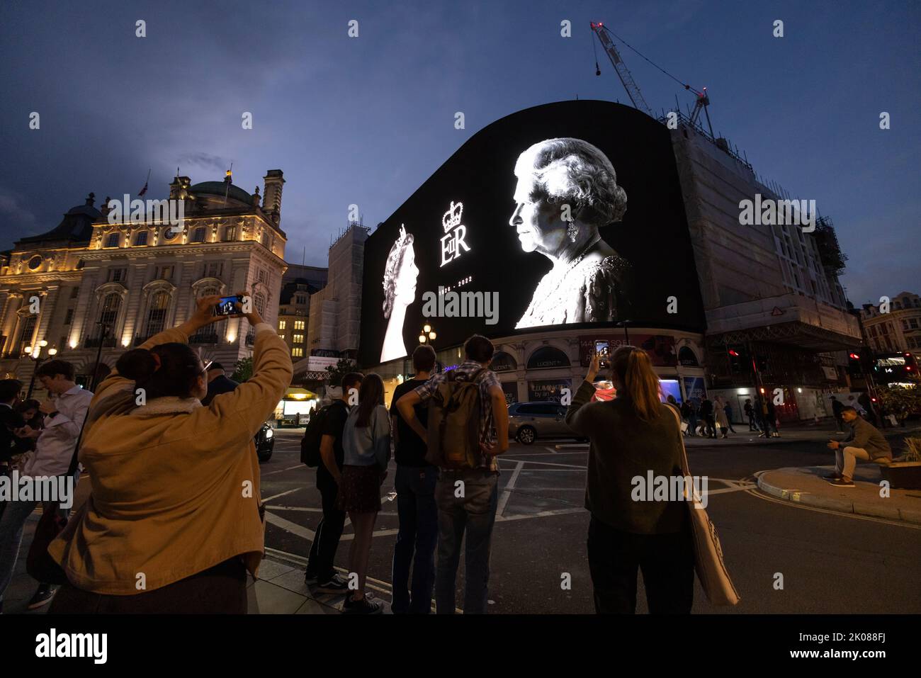 La gente piange la morte della Regina Elisabetta II fuori Buckingham Palace, Londra, Inghilterra, Regno Unito Foto Stock