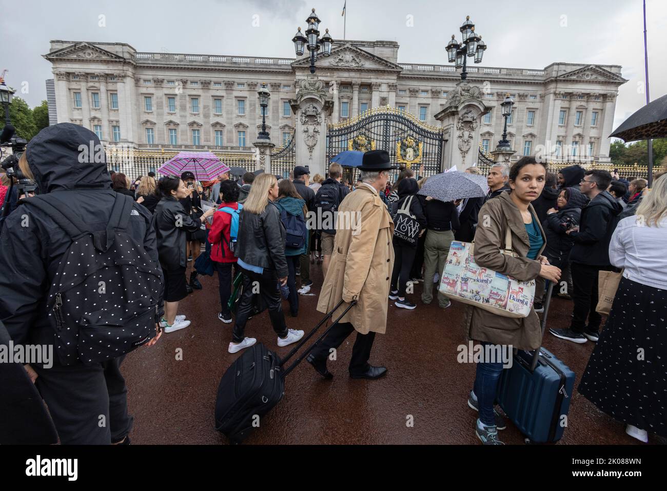 La gente piange la morte della Regina Elisabetta II fuori Buckingham Palace, Londra, Inghilterra, Regno Unito Foto Stock