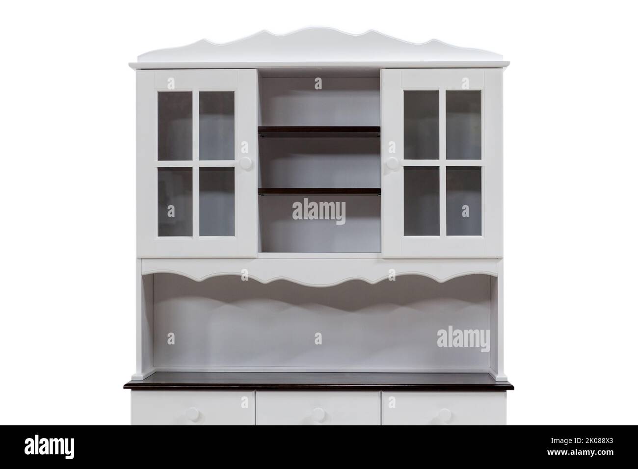 Primo piano di un mobile da cucina bianco con porte in vetro. Mobili classici in legno naturale. Foto Stock