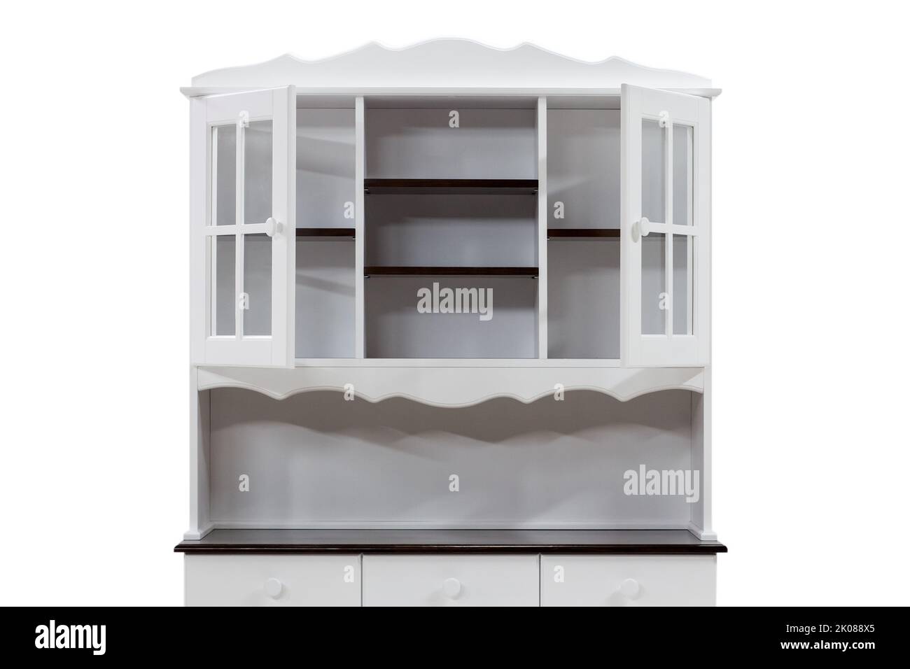 Primo piano di un mobile da cucina bianco con porte in vetro. Mobili classici in legno naturale. Foto Stock