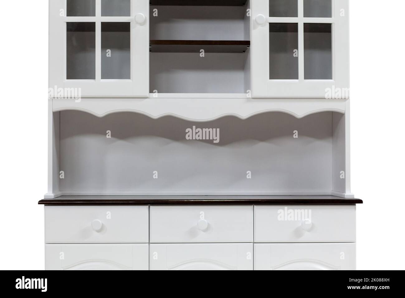 Primo piano di un mobile da cucina bianco con porte in vetro. Mobili classici in legno naturale. Foto Stock